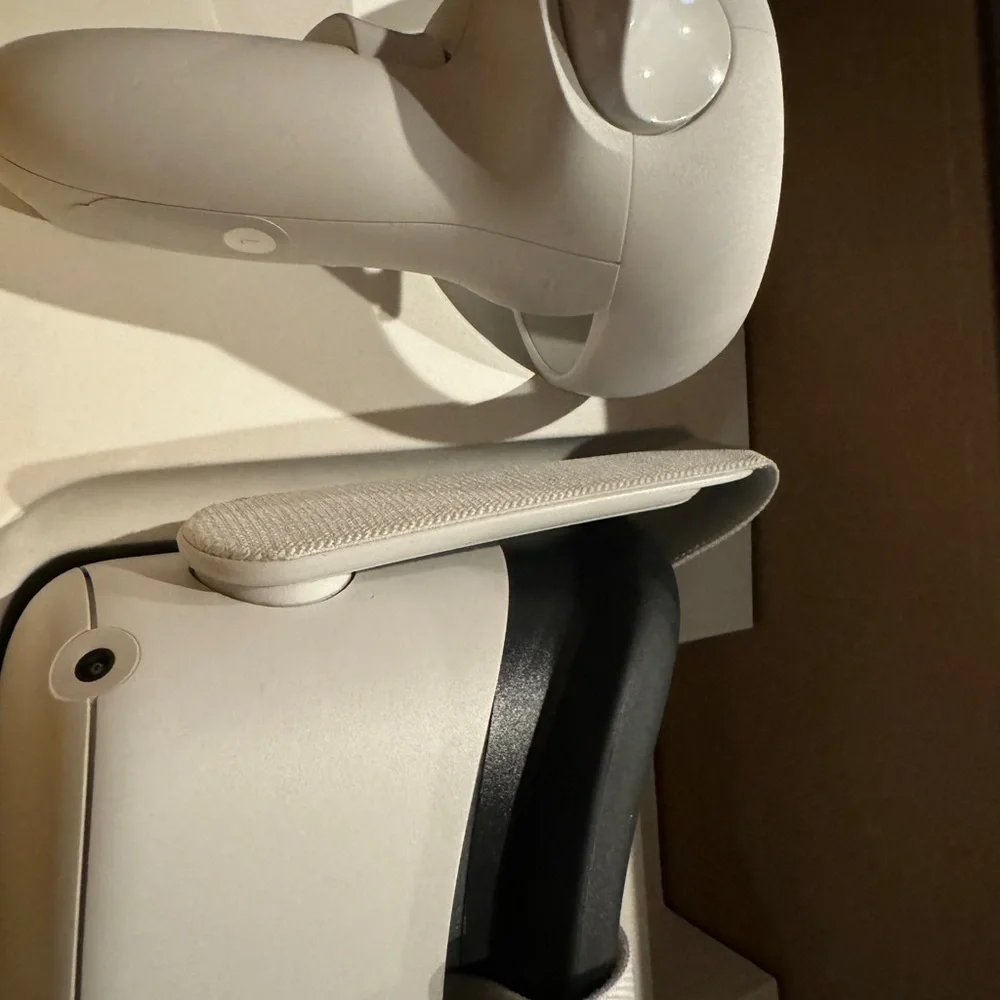 I am selling a oculus quest 2 only used 5 times no scratches or dents